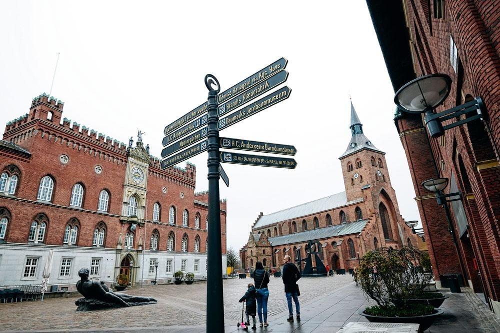 Het stadhuis en de kathedraal van Odense.