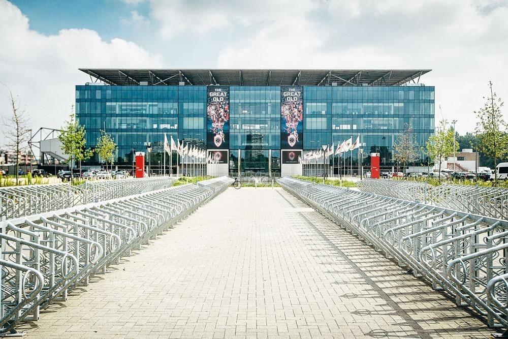 De nieuwe hoofdtribune van het Bosuilstadion van Royal Antwerp FC.