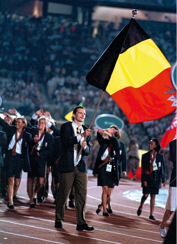 Jean-Michel Saive draagt de Belgische vlag op de Olympische Spelen van Atlanta.