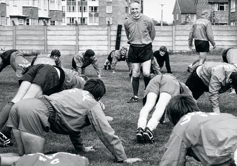 Bill Shankly leidt een training van Liverpool. Er zijn tal van gelijkenissen tussen de kleine Schot en Klopp.