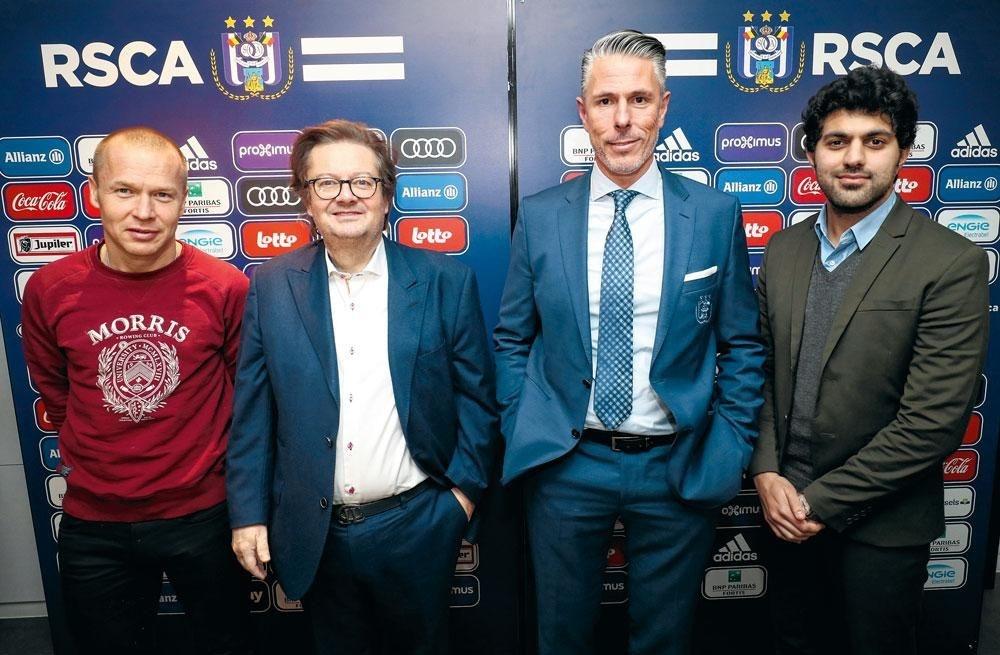 Aaron Kanwar, hier met Pär Zetterberg, Marc Coucke en Michael Verschueren, leidt het internationale departement van Anderlecht.