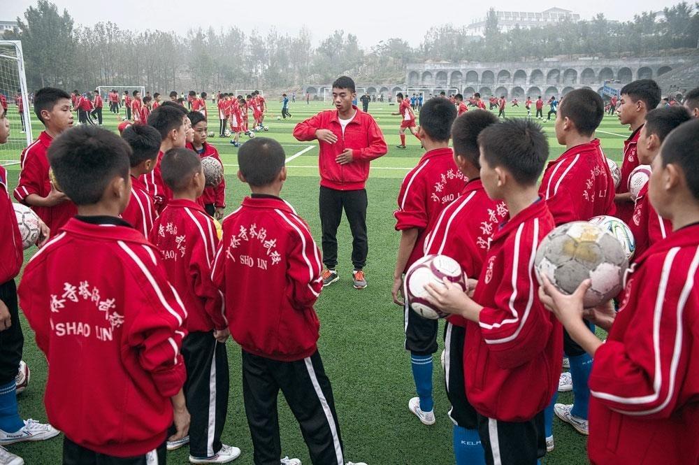 Een voetbalacademie in China. Het land wil veel geld investeren in België.