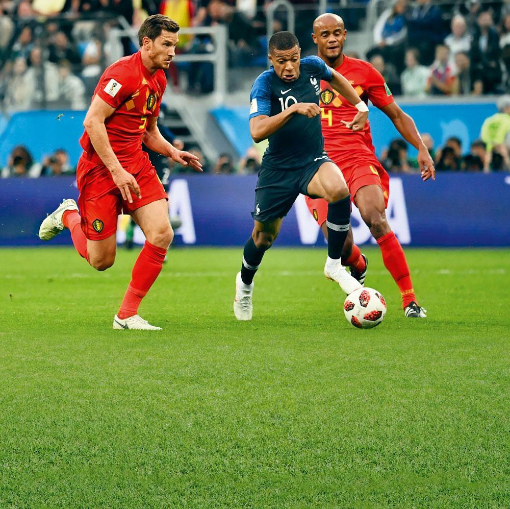 Jan Vertonghen probeert Kylian Mbappé bij te benen in de halve finale van het WK in Rusland. 'De derde plek was een beloning, maar het is geen trofee.'