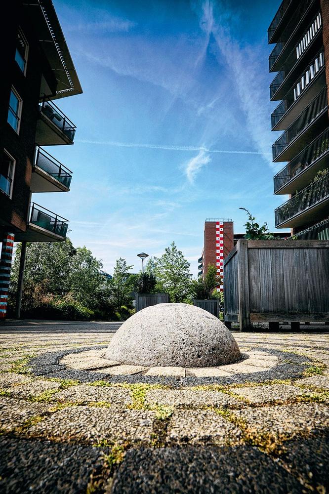 Een betonnen bal als symbool voor de middenstip van Stadion De Meer.