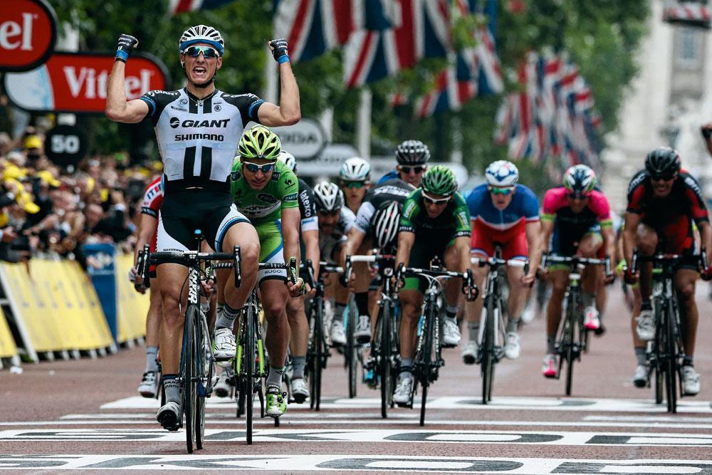Marcel Kittel komt als eerste over de streep in de derde rit van de Tour van 2014, met aankomst in Londen.