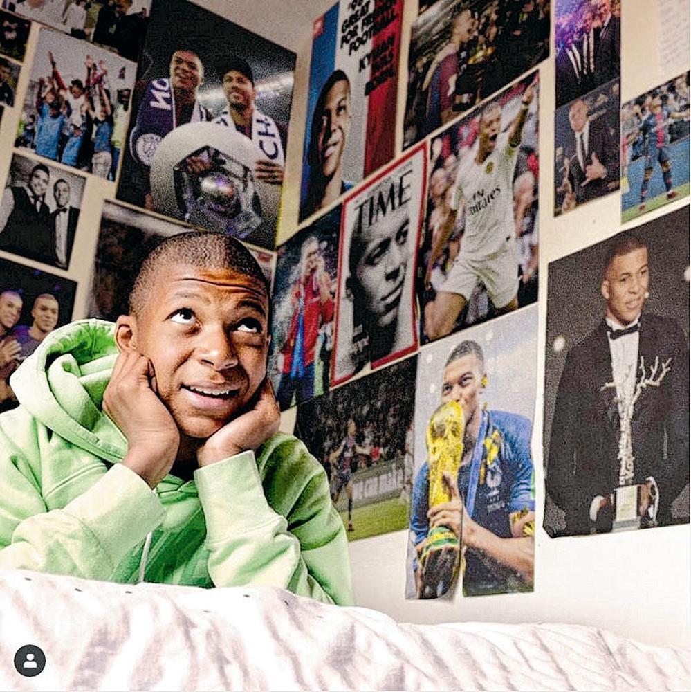 Kylian Mbappé postte eind vorig jaar op zijn Instagramaccount een bewerkte foto. De vroegere posters van Cristiano Ronaldo op zijn kamer verving hij door posters van hemzelf.