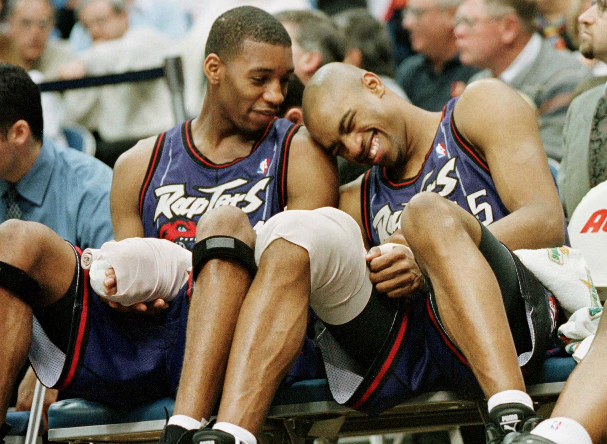 Tracy McGrady (links) en Vince Carter (rechts) van de Toronto Raptors in Cleveland, 30 maart 1991.