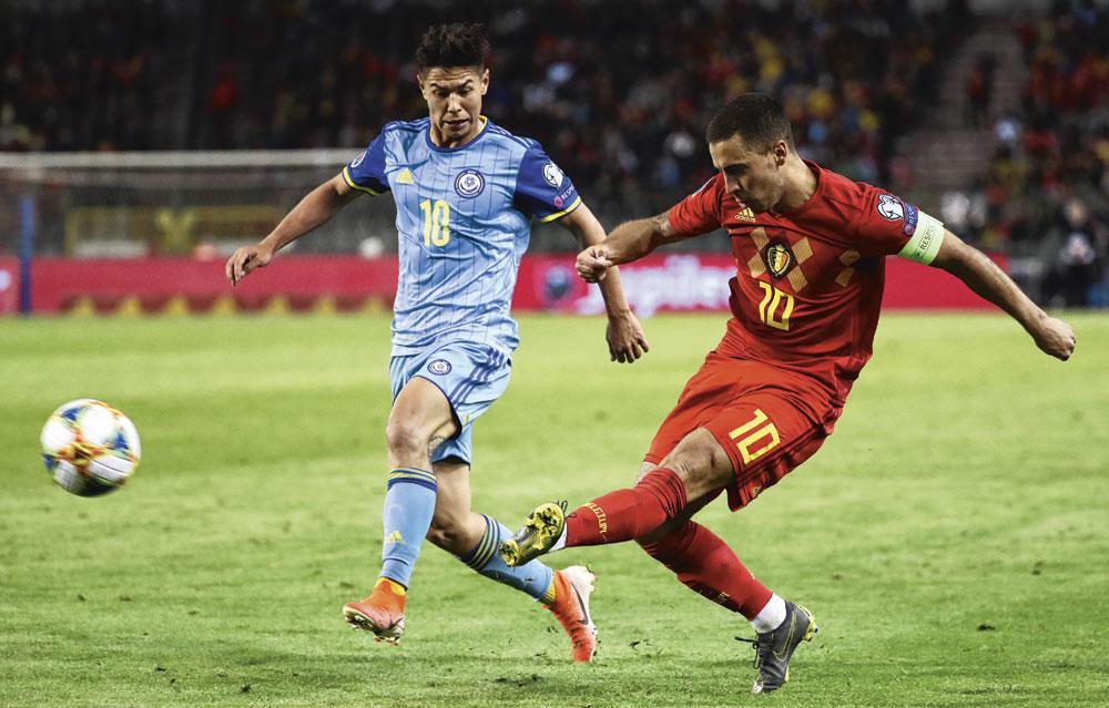 Georgi Zjoekov, een Belg met een Kazachs paspoort, komt net te laat om Eden Hazard af te stoppen.