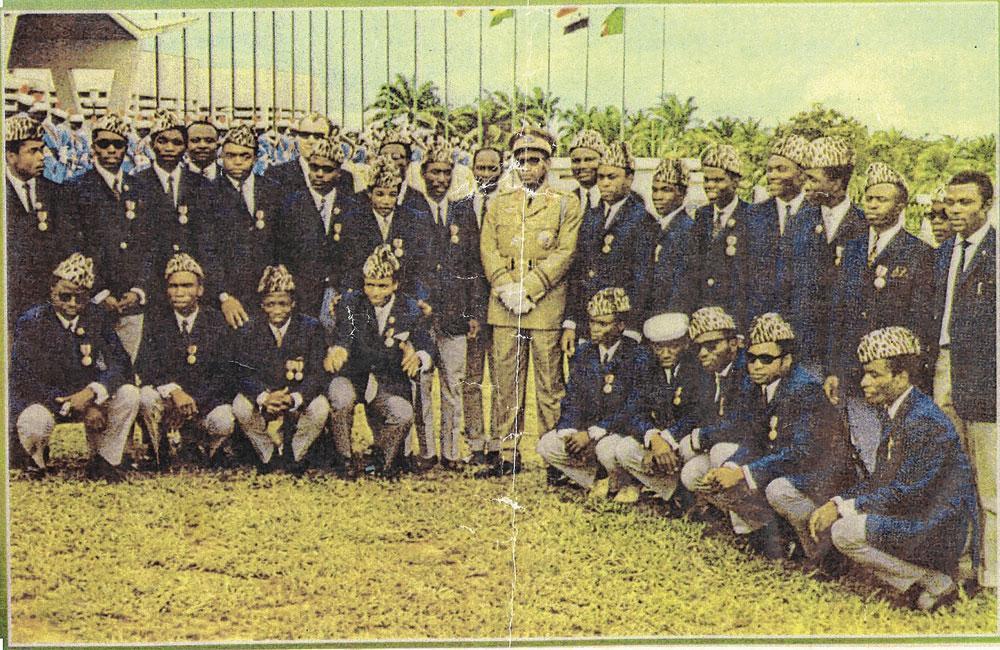 President Mobutu te midden van zijn Luipaarden na het winnen van de Afrika Cup in 1968.