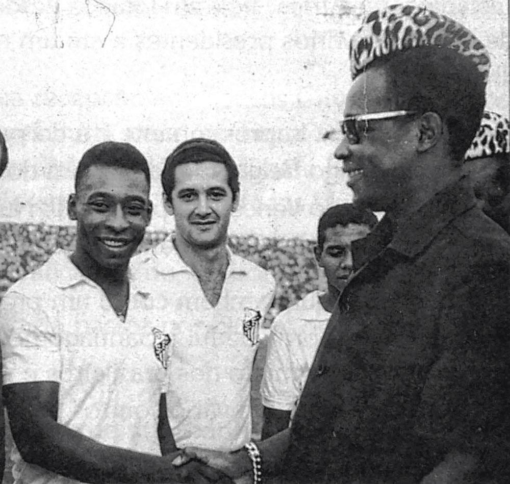 Péle en de andere spelers van Santos worden begroet door Mobutu.