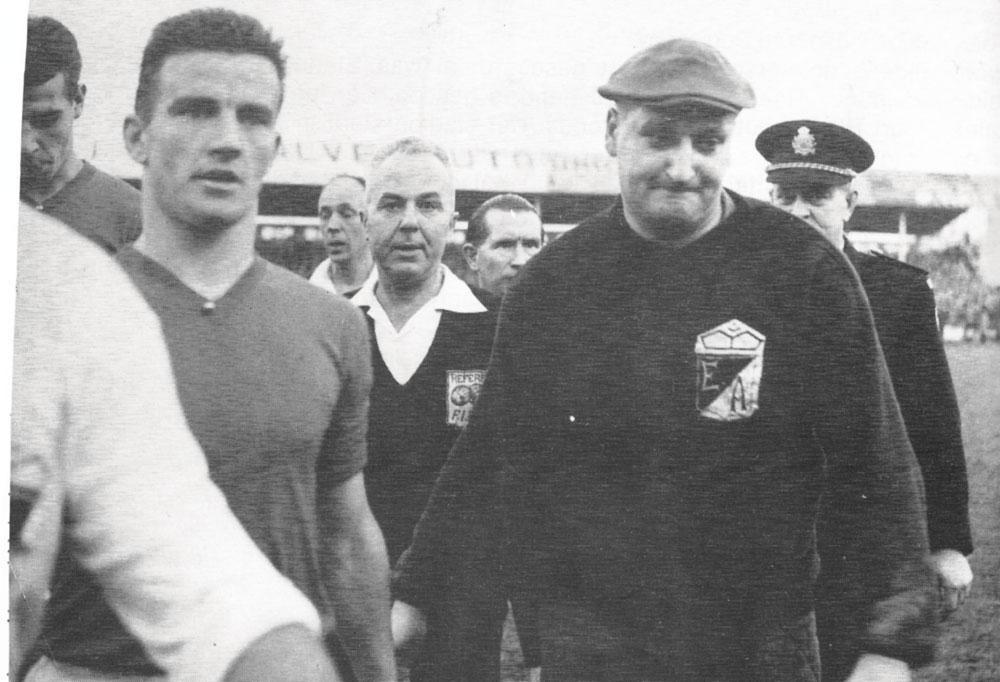 Na de match Aalst-Standard van 1961 moest scheidsrechter Arthur Blavier onder politiebegeleiding weggeleid worden. 'Een boer uit het publiek ging uit colère thuis een schop halen.'