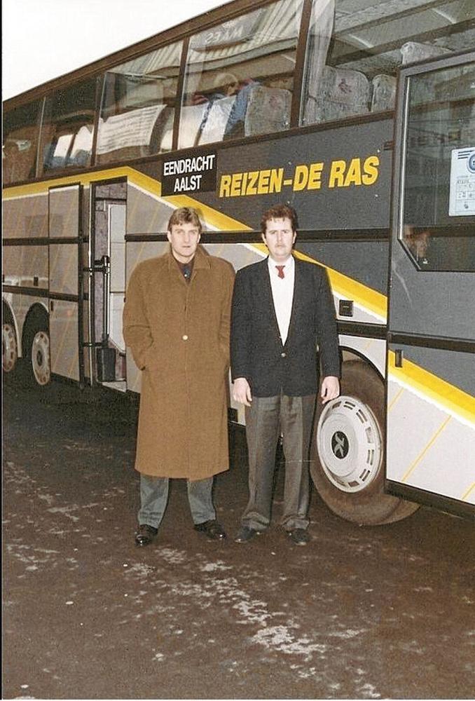 Yvan De Smet, al een kwarteeuw de chauffeur van Eendracht Aalst, met Jan Ceulemans in de jaren 90. 'Plots zat mijn held naast mij op mijn bus.'