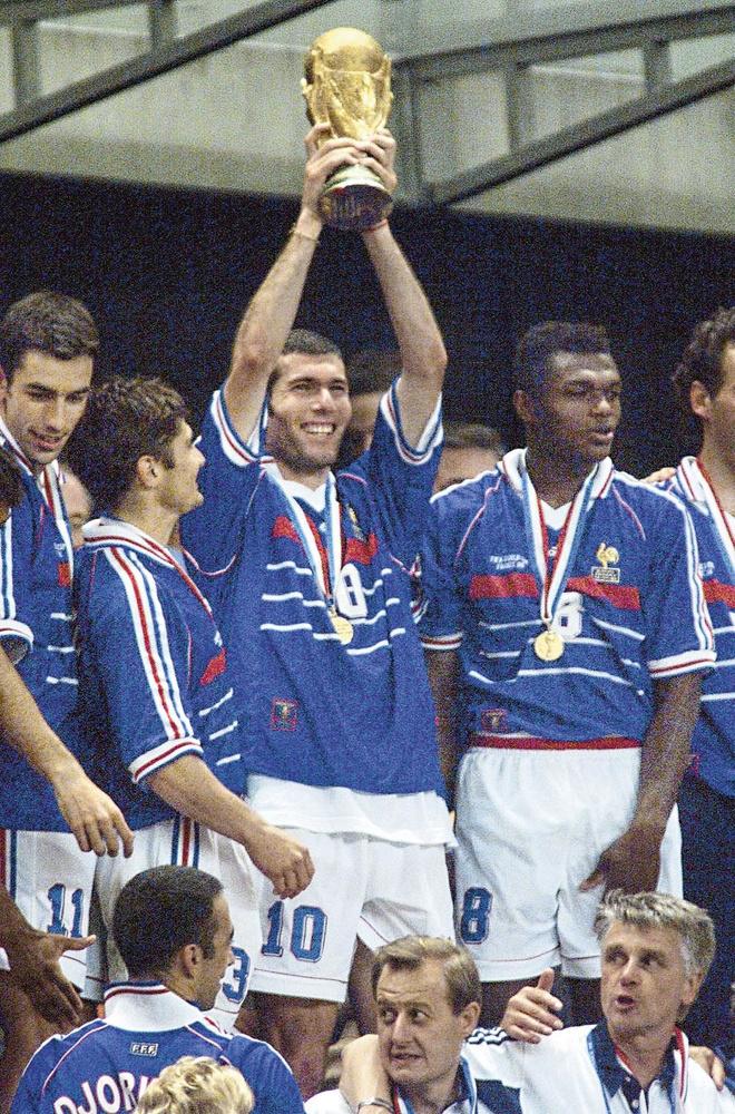 Frankrijk wint het WK in 1998. Zinédine Zidane wordt hier geflankeerd door Bixente Lizarazu en Marcel Desailly.