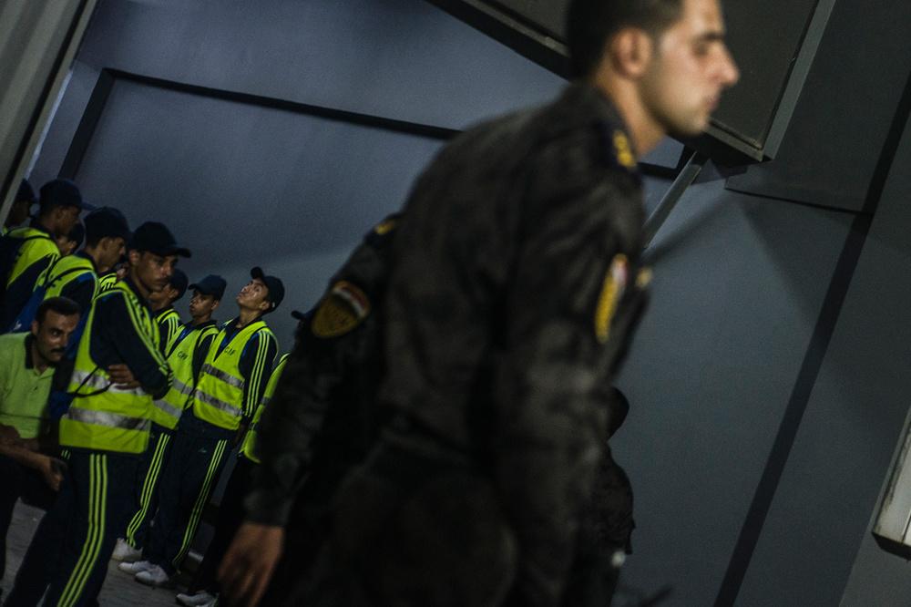 Veiligheidsdiensten en politie in het Al Salaam stadion in Caïro.