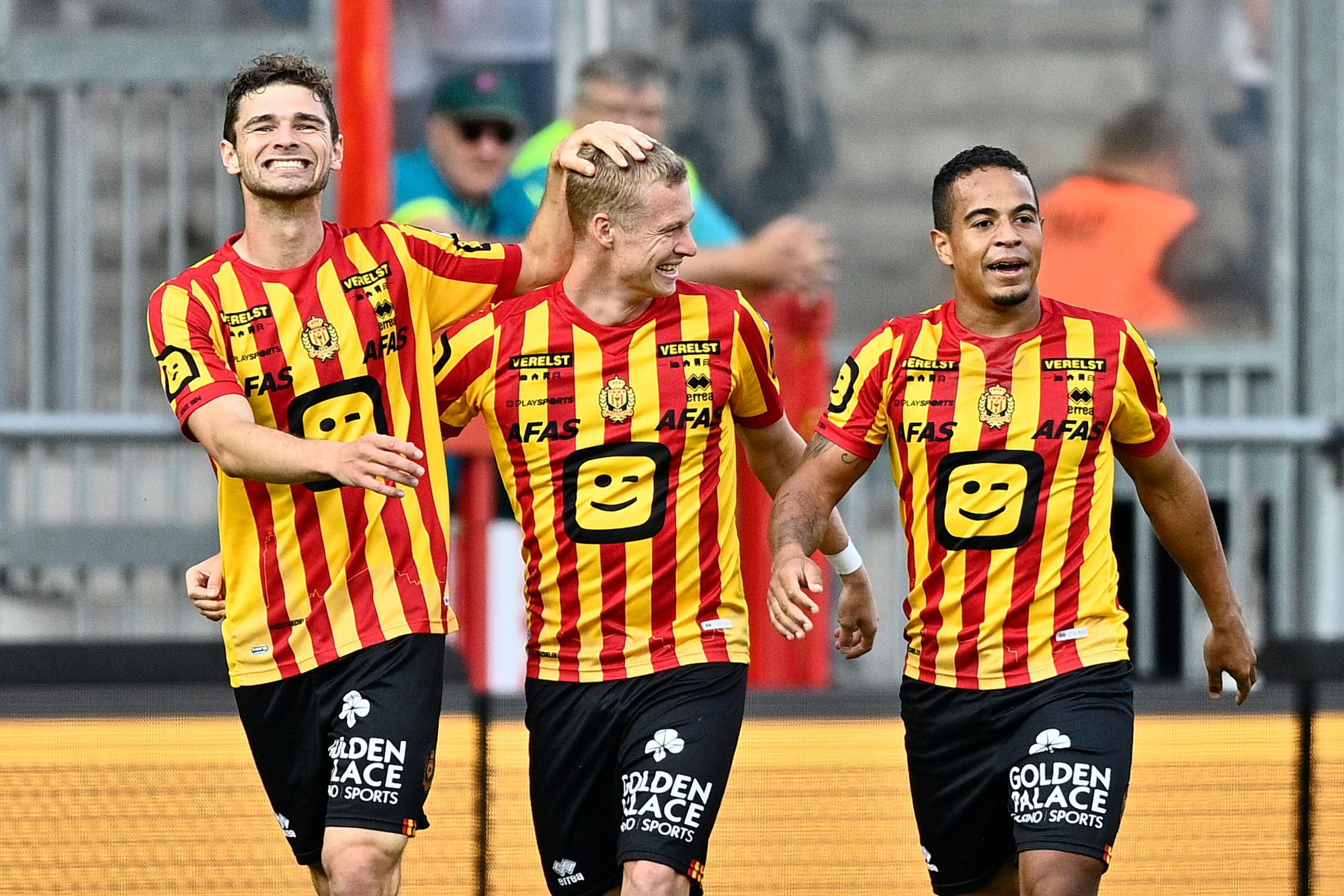 Hugo Cuypers, Nikola Storm en Lucas Bijker vieren een goal van KV Mechelen