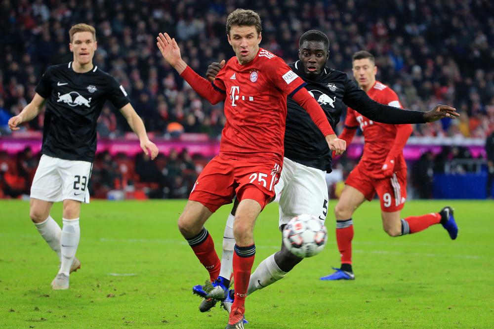Thomas Müller (Bayern) en Dayot Upamecano (RB Leipzig) in duel. Dit seizoen titelconcurrenten?
