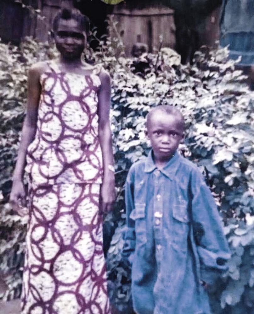 Een piepjonge Kossounou met zijn tante in Ivoorkust. 'Hij komt uit een dorp in de brousse.'