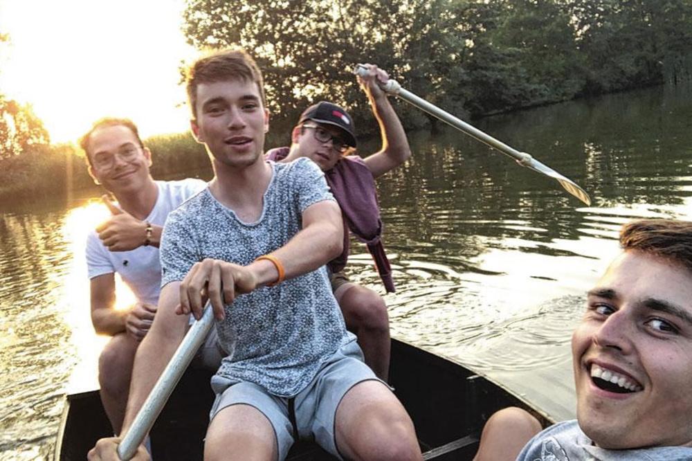 Bjorg op een boottochtje met de tweelingbroers Jordi en Jarno.