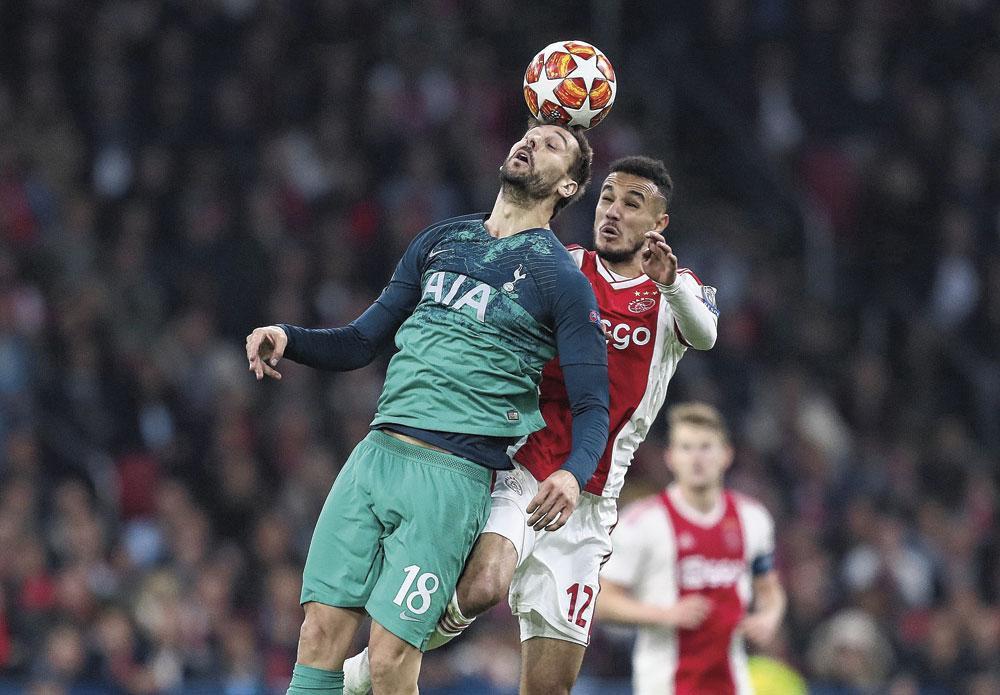 Dat Ajax, vorig seizoen halvefinalist tegen Tottenham, dit seizoen nog voorrondes moet spelen in de Champions League vinden ze in Amsterdam niet kunnen.
