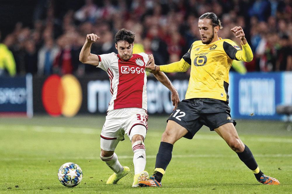 Nicolás Tagliafico in een duel met Yusuf Yazici van Lille OSC. Ajax begon vorige week goed aan de CL met een 3-0-overwinning tegen de Franse club.