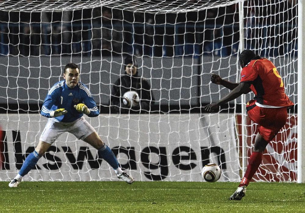 In november 2010 maakt Romelu Lukaku zijn eerste goals als Rode Duivel in een oefenmatch tegen Rusland (0-2). Dit is nummer 2.