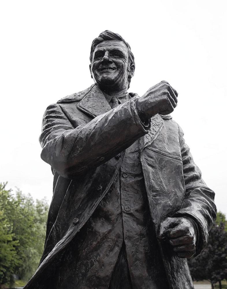 Ook manager Don Revie, nochtans beschuldigd van matchfixing, kreeg een standbeeld bij Elland Road.