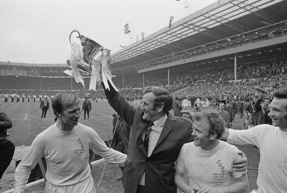 Don Revie tilt de FA Cup de hoogte in in 1972. Jack Charlton en Billy Bremner vieren mee.
