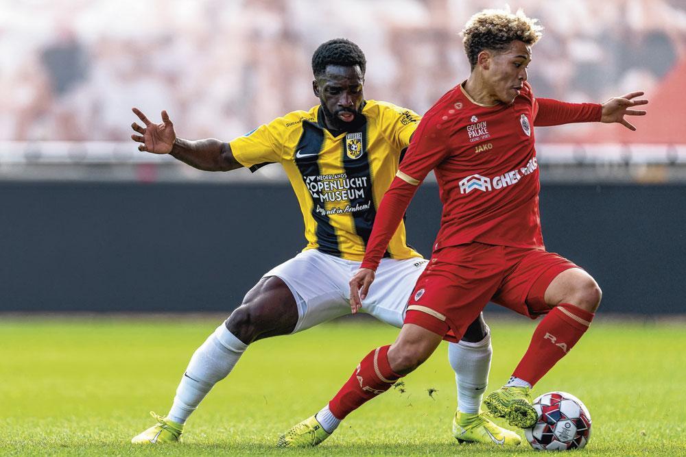 Benson Manuel in actie voor Antwerp FC tijdens een vriendschappelijk duel met Vitesse. 'Toen ik tekende legden ze me voor dat ze anders gingen spelen; we zouden de bal meer laten rondgaan.'