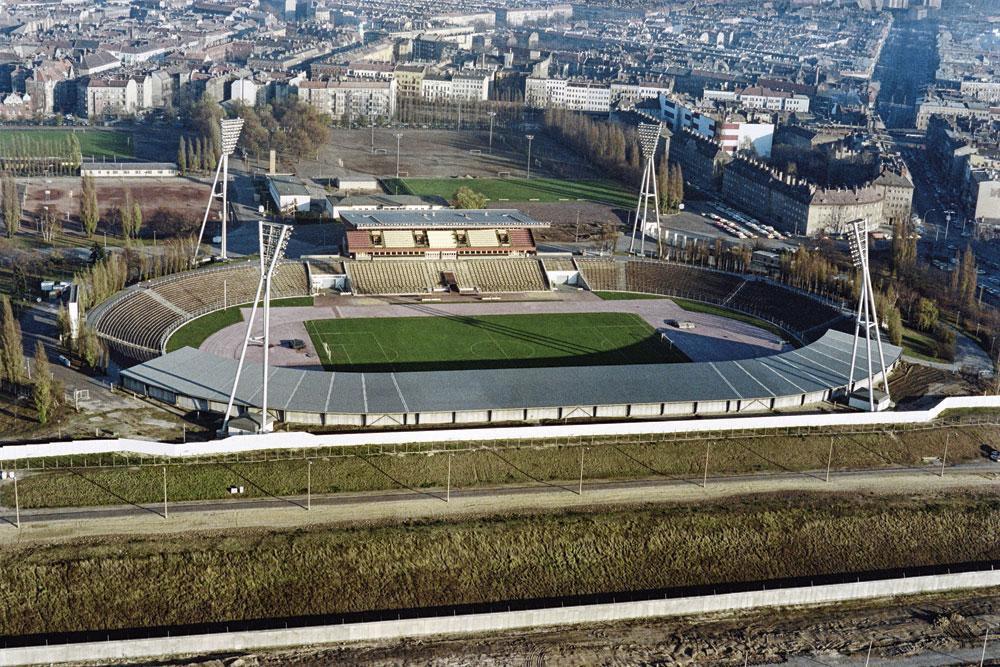 Het stadion van Dynamo Berlin, tien keer kampioen in DDR-tijden, ligt niet bepaald in de meest flitsende wijk van Berlijn.