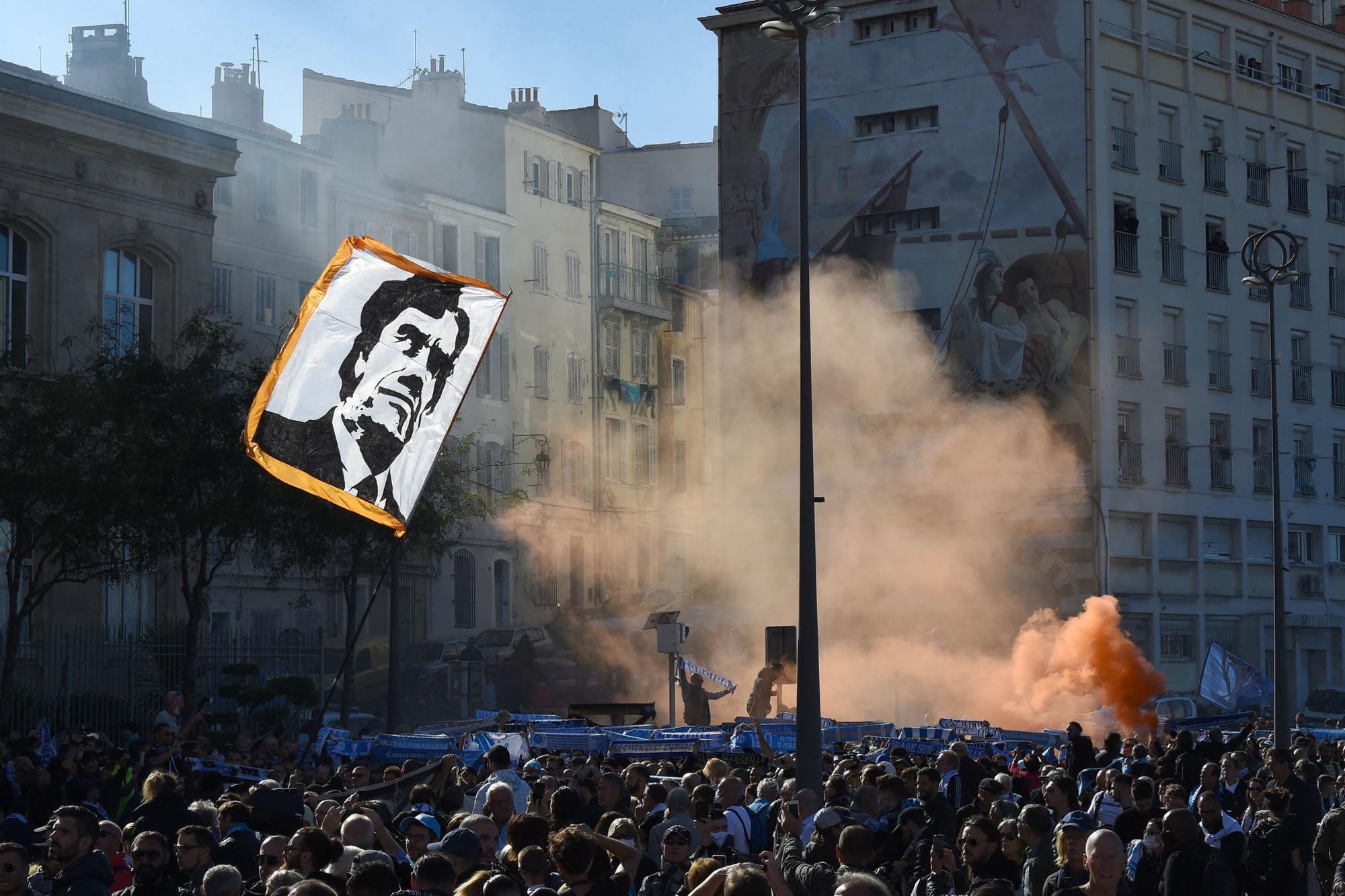 Duizenden supporters lopen in Marseille achter kist van Bernard Tapie