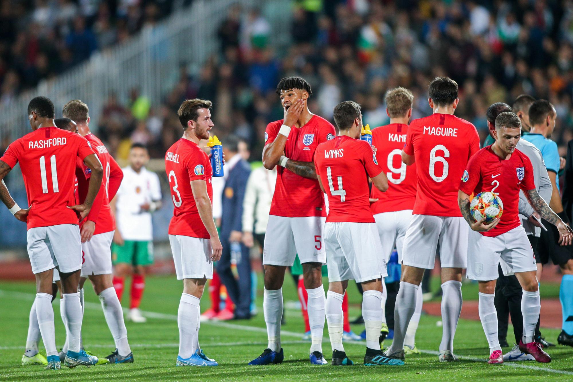 De wedstrijd tussen Engeland en Bulgarije werd tweemaal stilgelegd maar de spelers bleven op het veld.