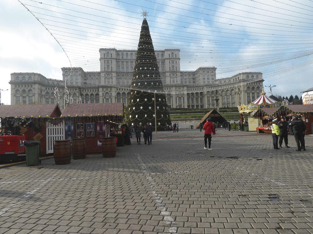 Boekarest maakt zich op voor de kerst. Op de achtergrond het pompeuze parlementsgebouw dat Nicolae Ceausescu liet bouwen.