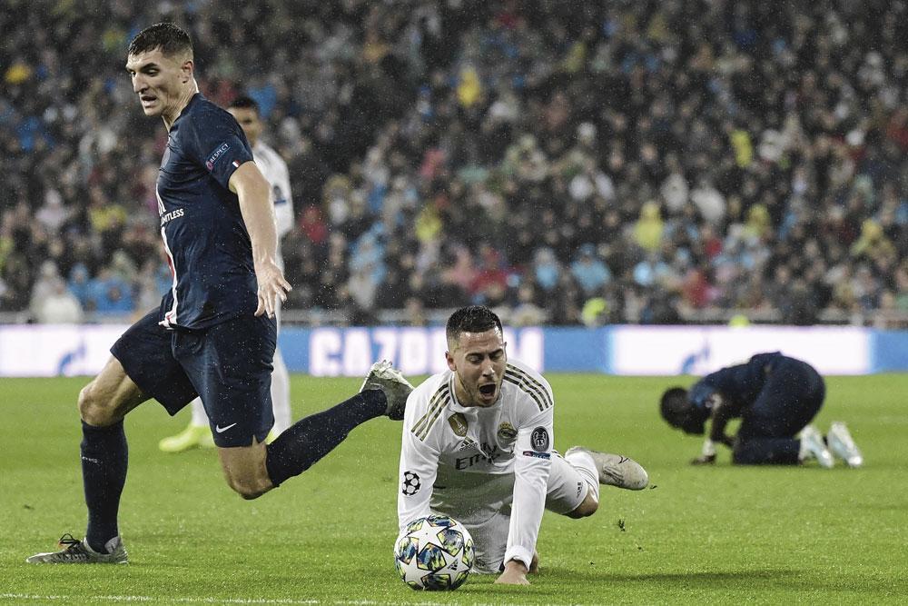Thomas Meunier tikt Eden Hazard aan tijdens Real-PSG. Gevolg: de nummer 7 is weken out.
