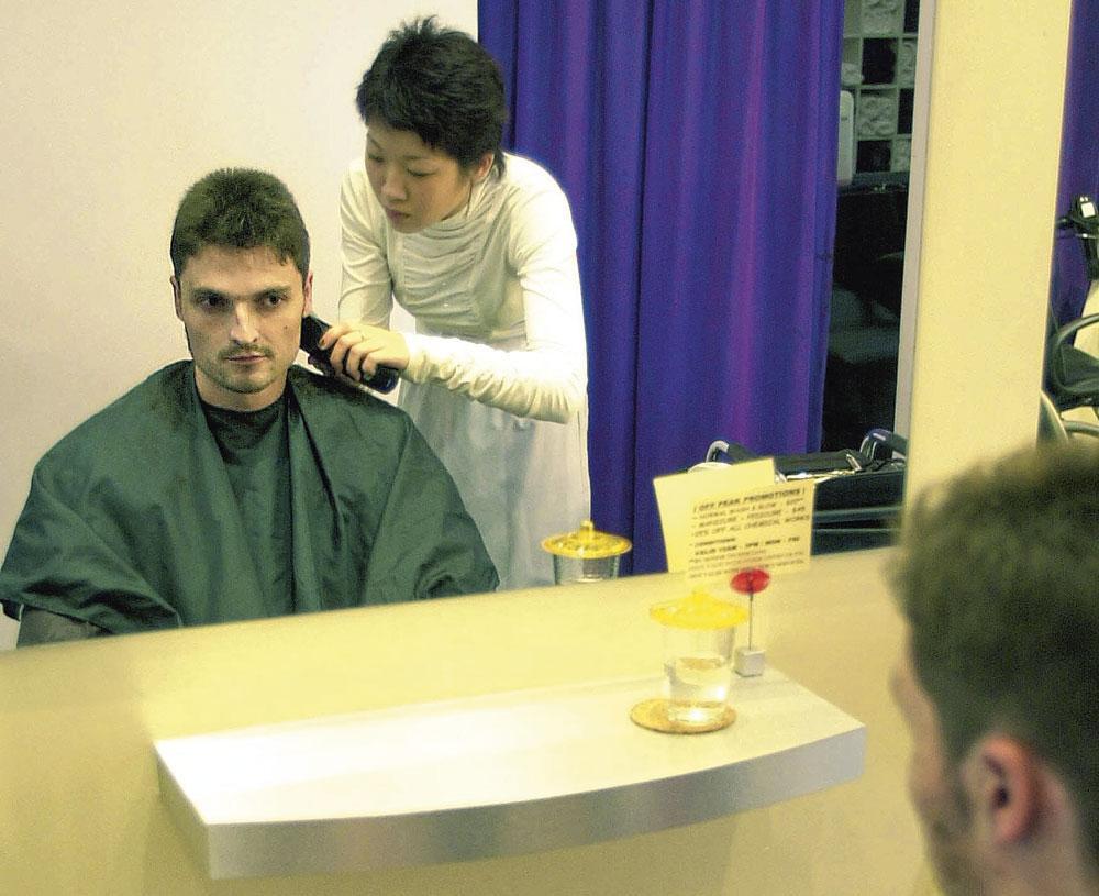 In 2001 in Singapore: even naar de kapper gaan nadat hij de uit de gevangenis is vrijgelaten.