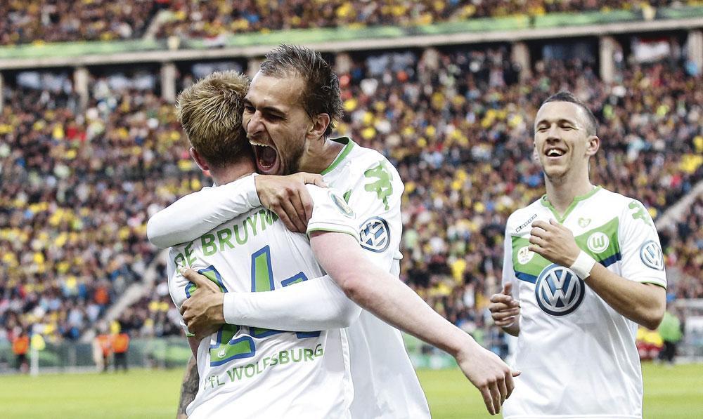 Een beeld van zijn tijd bij VfL Wolfsburg: een omhelzing met Kevin De Bruyne. Ook Ivan Perisic deelt in de vreugde.