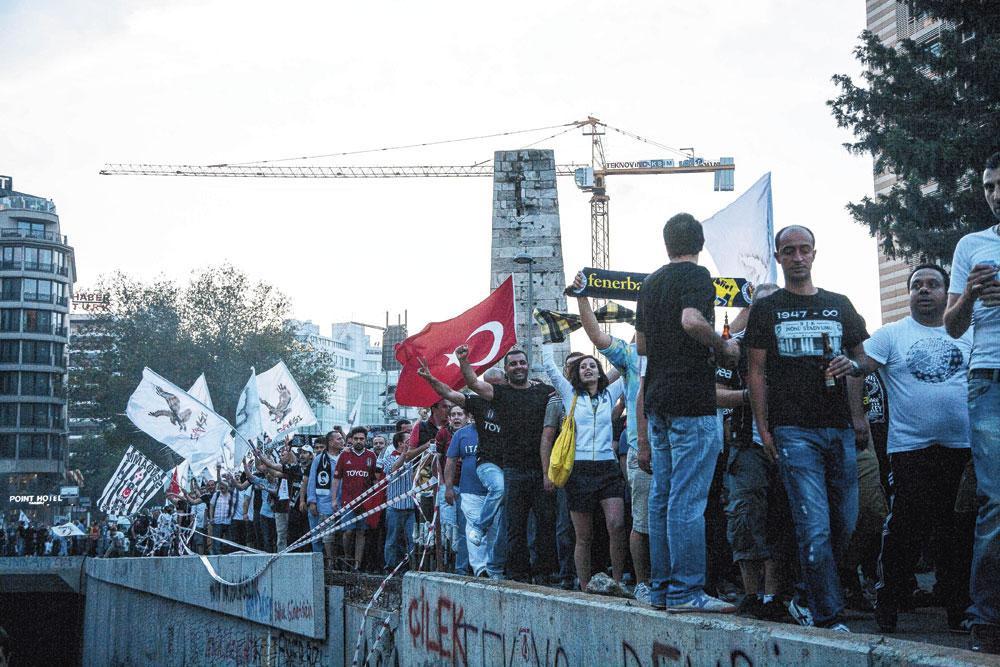 Fans van de drie rivaliserende clubs uit Istanbul (Galatasaray, Besiktas en Fenerbahçe) protesteren eendrachtig tegen president Erdogan.