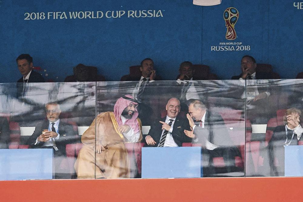 Rusland-Saudi-Arabië op het WK. UEFA-baas Gianni Infantino tussen de beide staatshoofden.