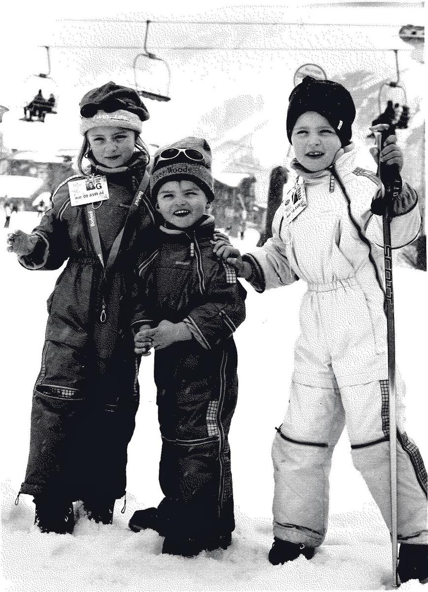 Een piepjonge Charles met zijn zus Renée (links) en zijn broer Louis (rechts) op skivakantie.