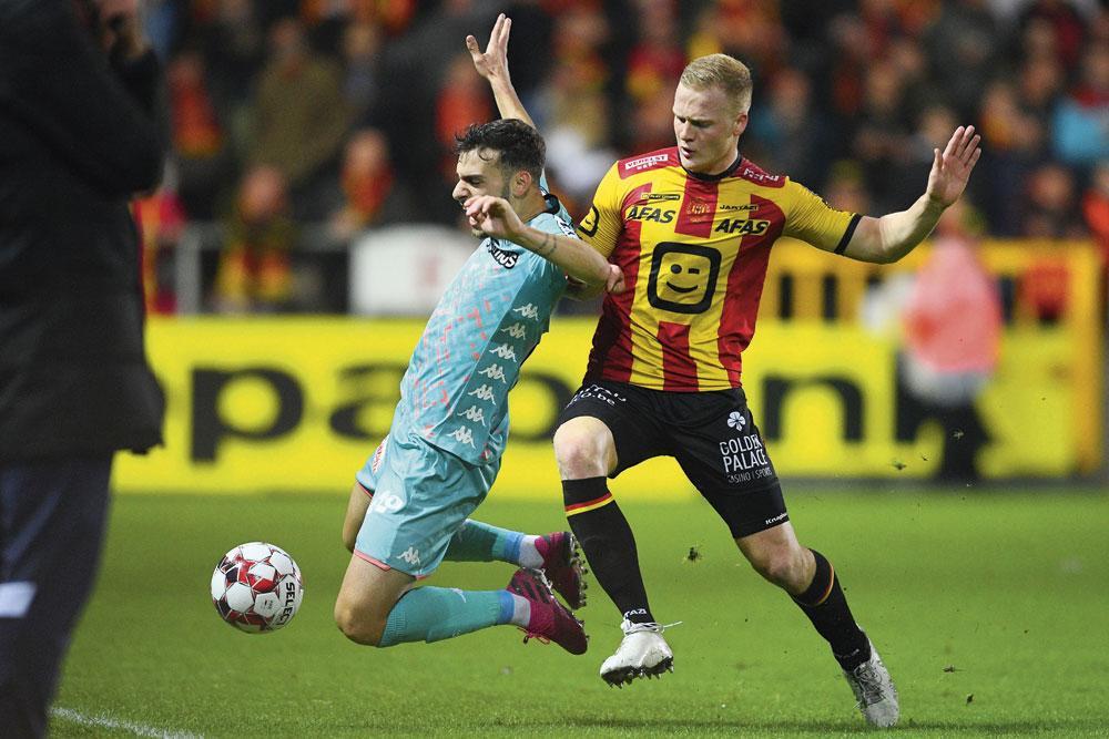 Jules Van Cleemput, hier in duel met Massimo Bruno van Charleroi, is een van de ambitieuze jonge spelers van KV Mechelen.