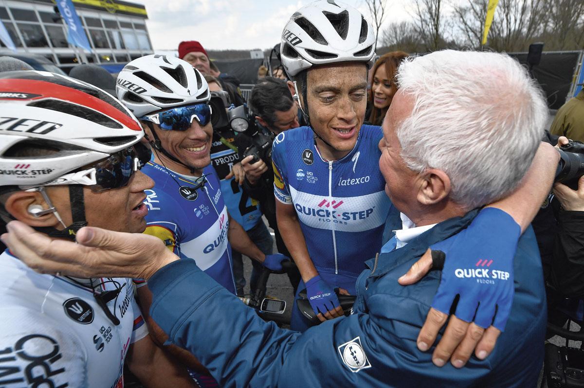 Zdenek Stybar en Philippe Gilbert vieren mee de zege van Niki Terpstra in de Ronde van Vlaanderen 2018.