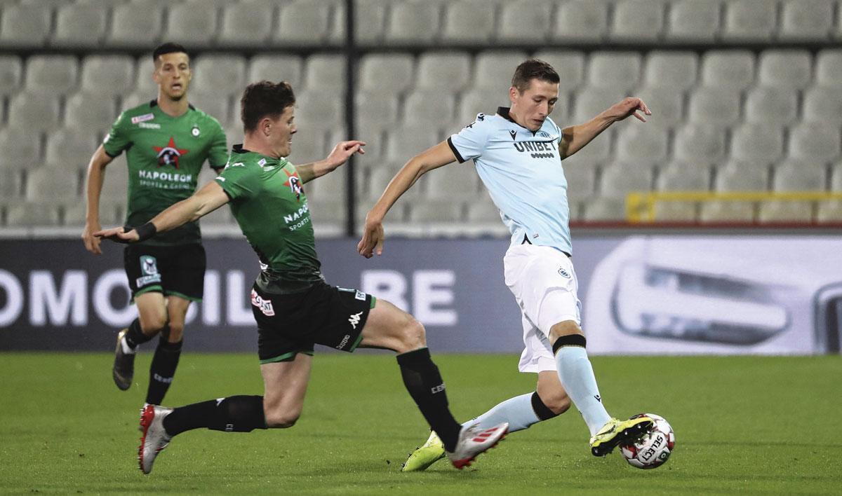 Giulian Biancone probeert Hans Vanaken van de bal te zetten in de derby van september 2019, toen Club met 0-2 kwam winnen op Cercle.