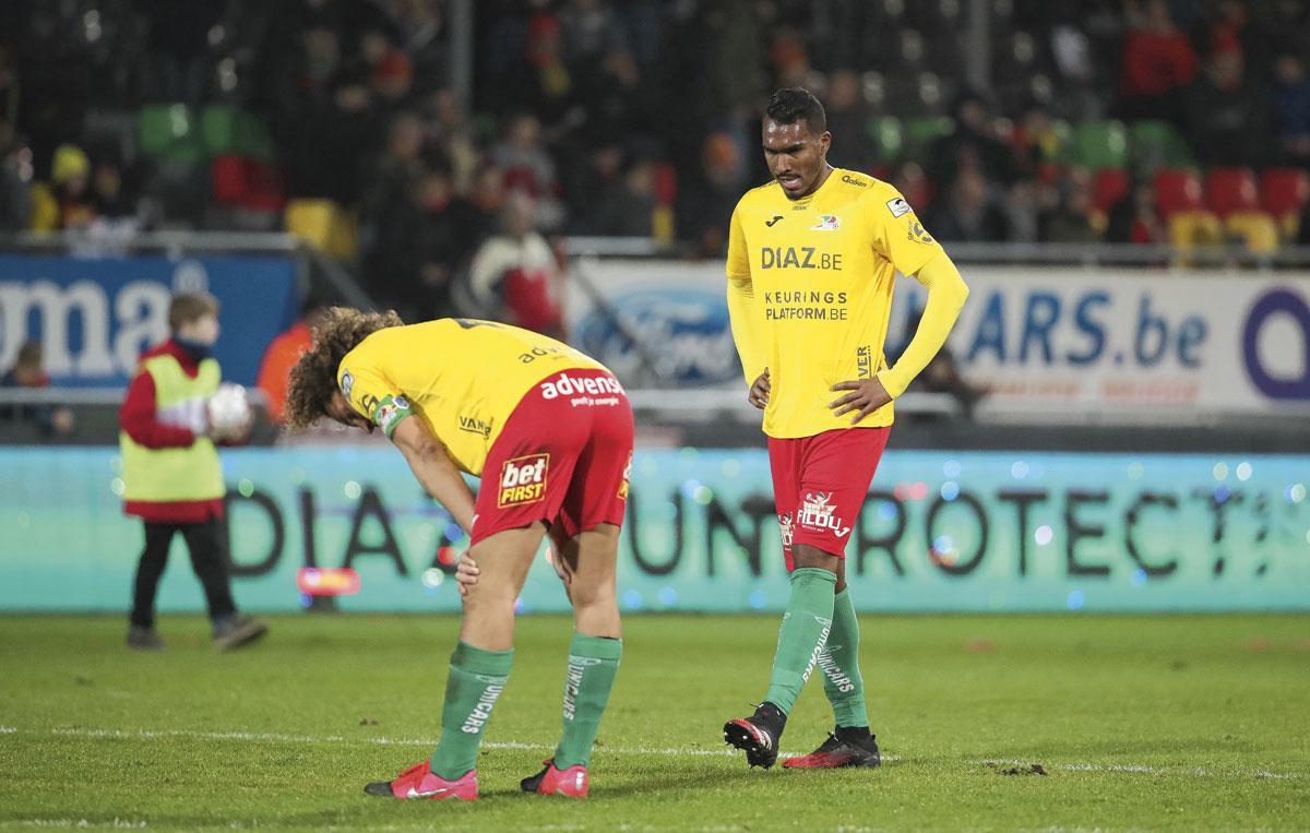Een beeld dat we dit seizoen wel vaker zagen: teleurgestelde spelers na afloop van de match (hier: Wout Faes en Renato Neto).