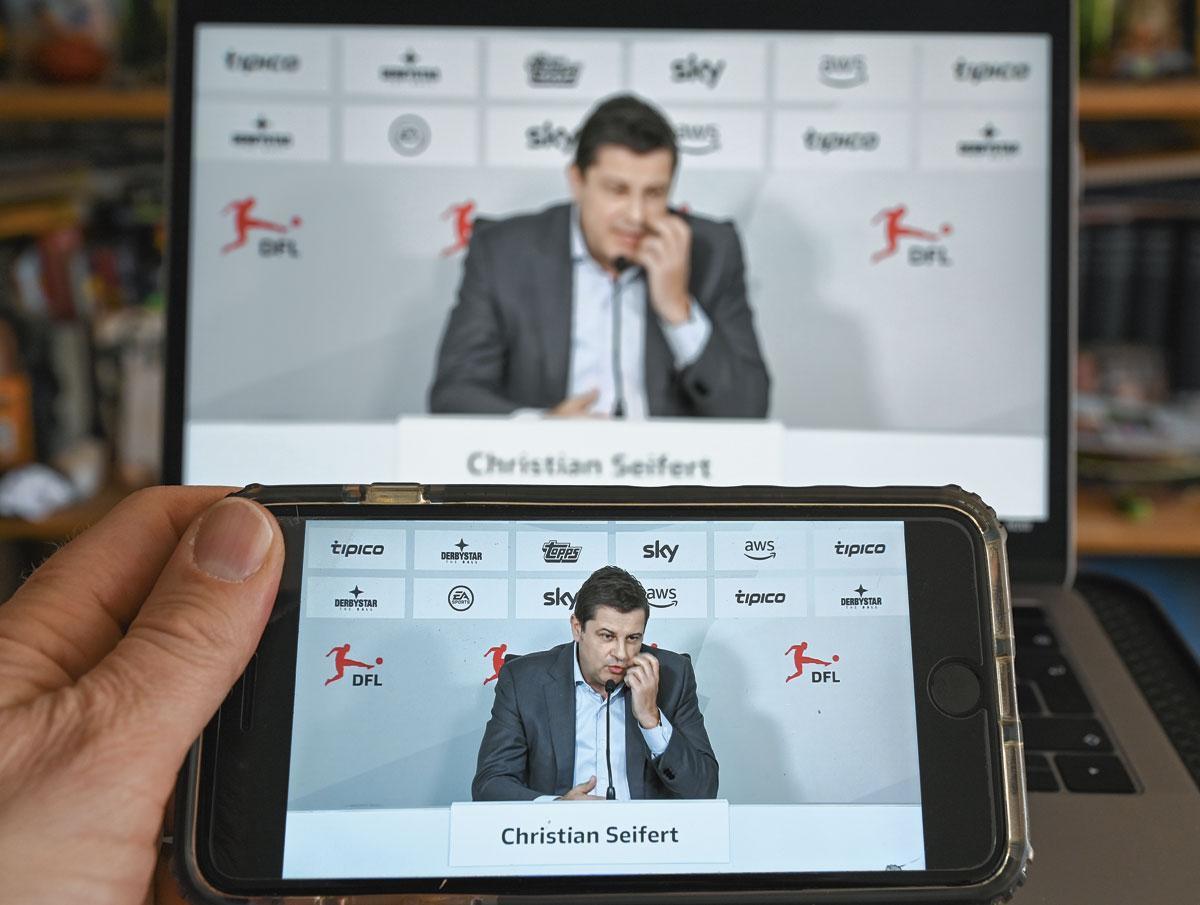 Christian Seifert, de CEO van de Duitse voetbalbond, geeft een persconferentie.