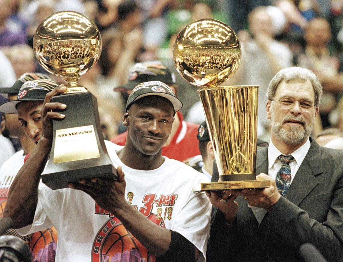 Michael Jordan viert samen met coach Phil Jackson zijn zesde en laatste NBA-titel met de Bulls.