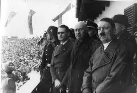 Henri Baillet-Latour (centraal in de camera kijkend) werd later de derde voorzitter van het IOC. Hij organiseerde onder meer de Spelen van Berlijn in 1936 en staat hier samen met Adolf Hitler op de foto.