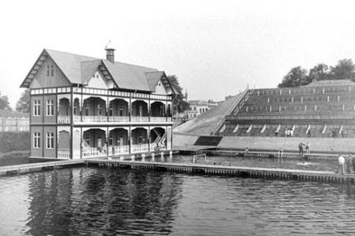 Het zwembad van de Spelen van 1920. Het water zag er zwart uit en voelde ijskoud aan.