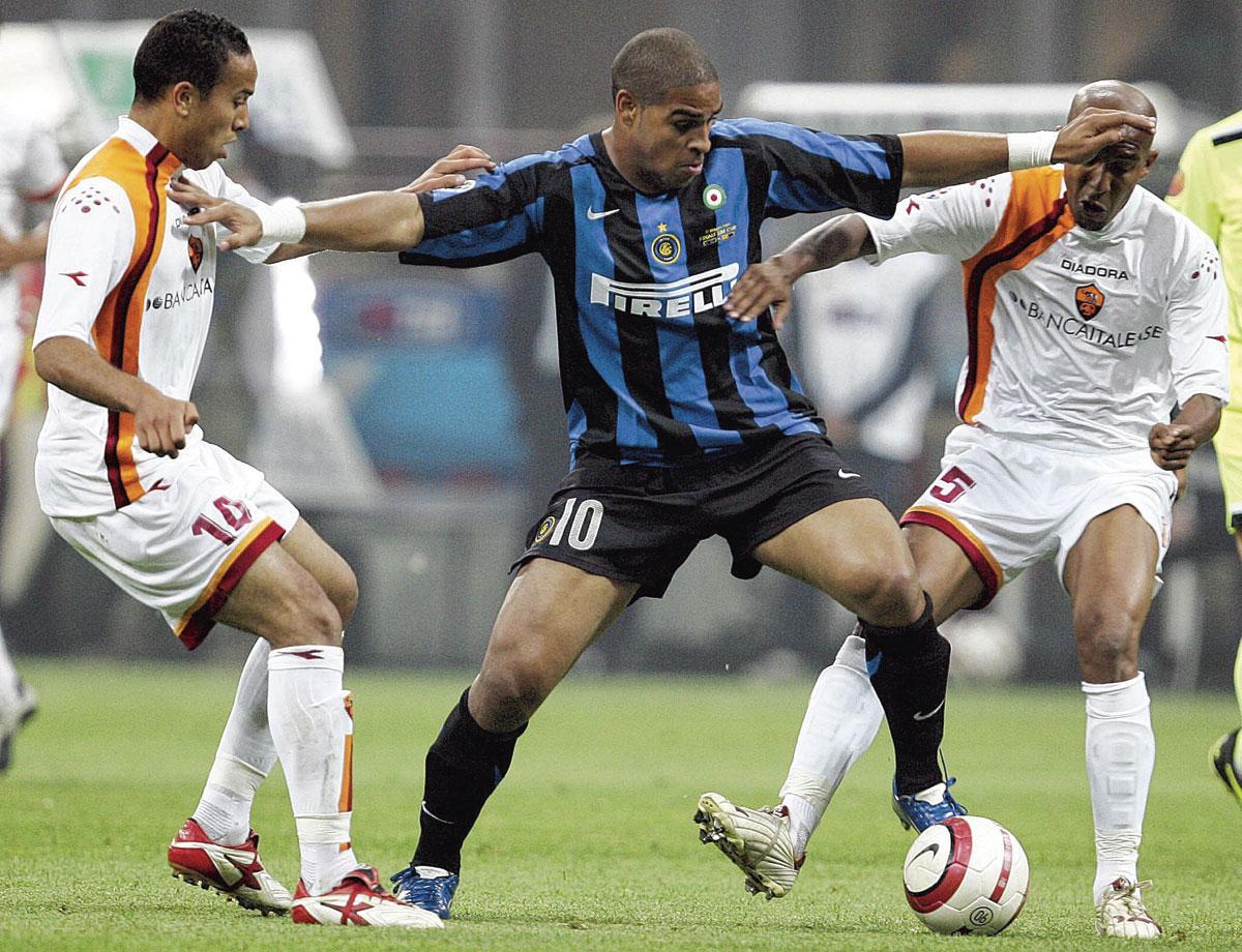 Adriano, hier bij Inter, was op het veld 'een echt beest', volgens Zlatan Ibrahimovic.