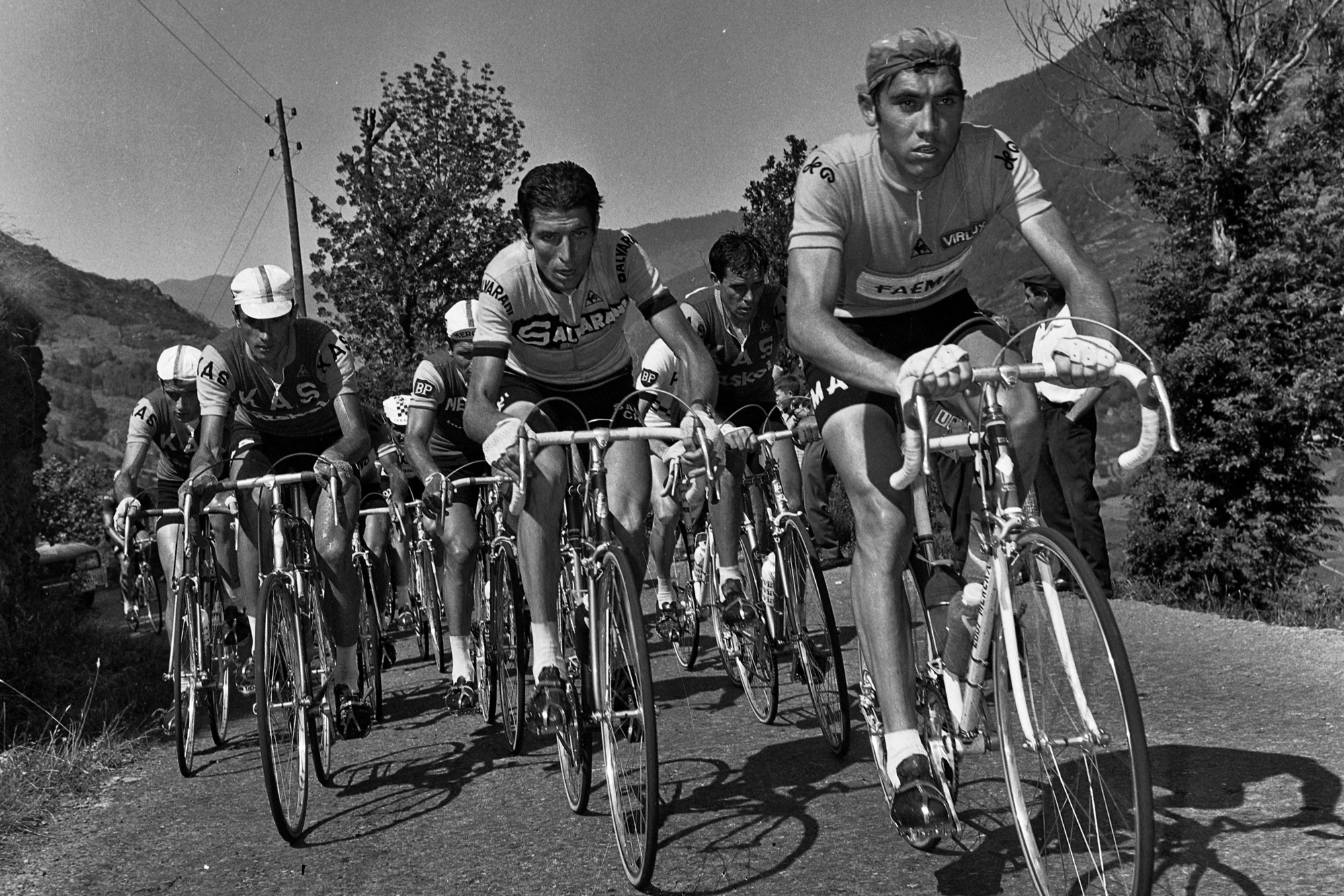 Eddy Merckx voor Felice Gimondi in de Ronde van Frankrijk van 1969, die onze landgenoot won.
