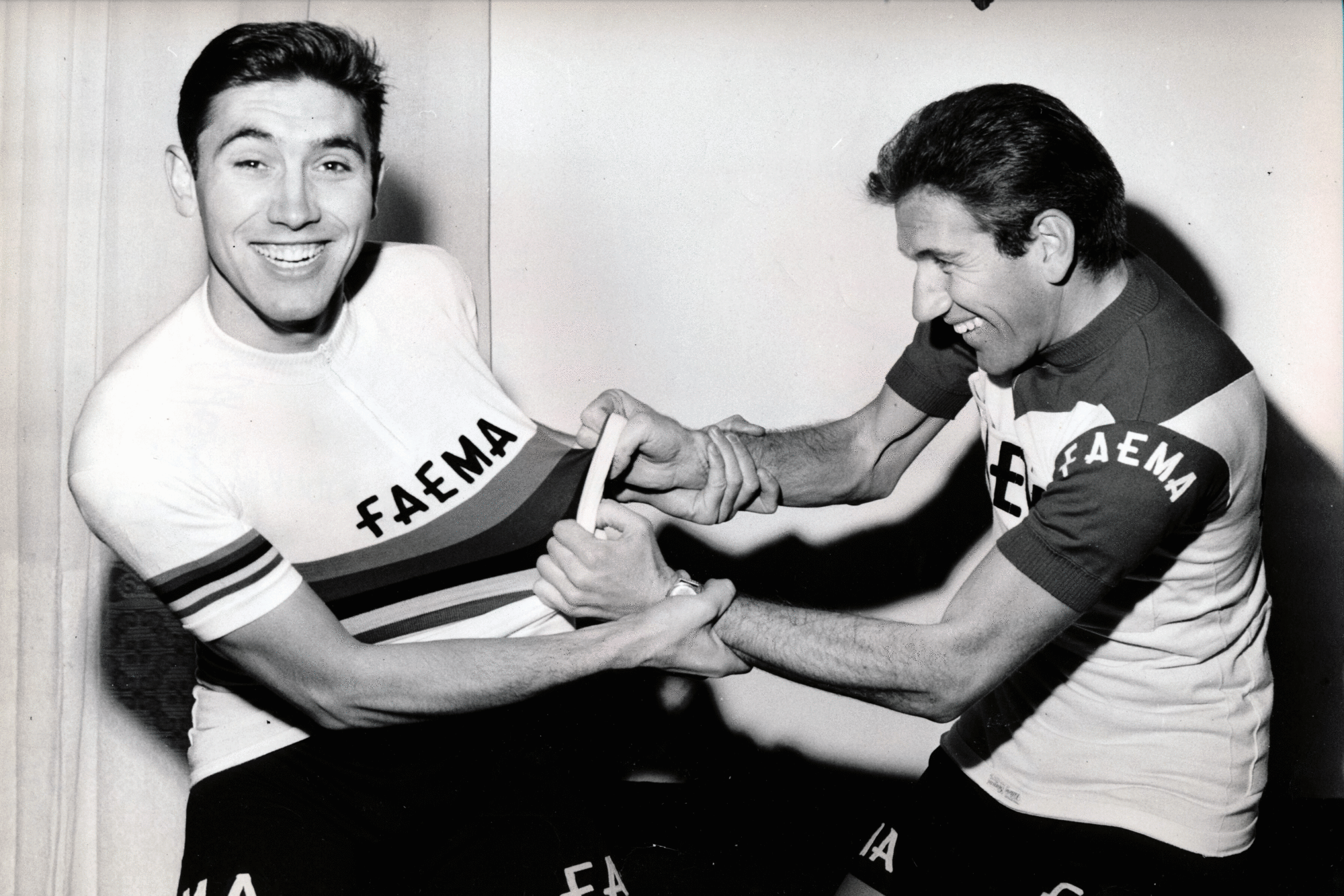Vittorio Adorni, de Italiaanse ploegmaat van Eddy Merckx, probeert voor de grap diens wereldkampioenentrui te stelen