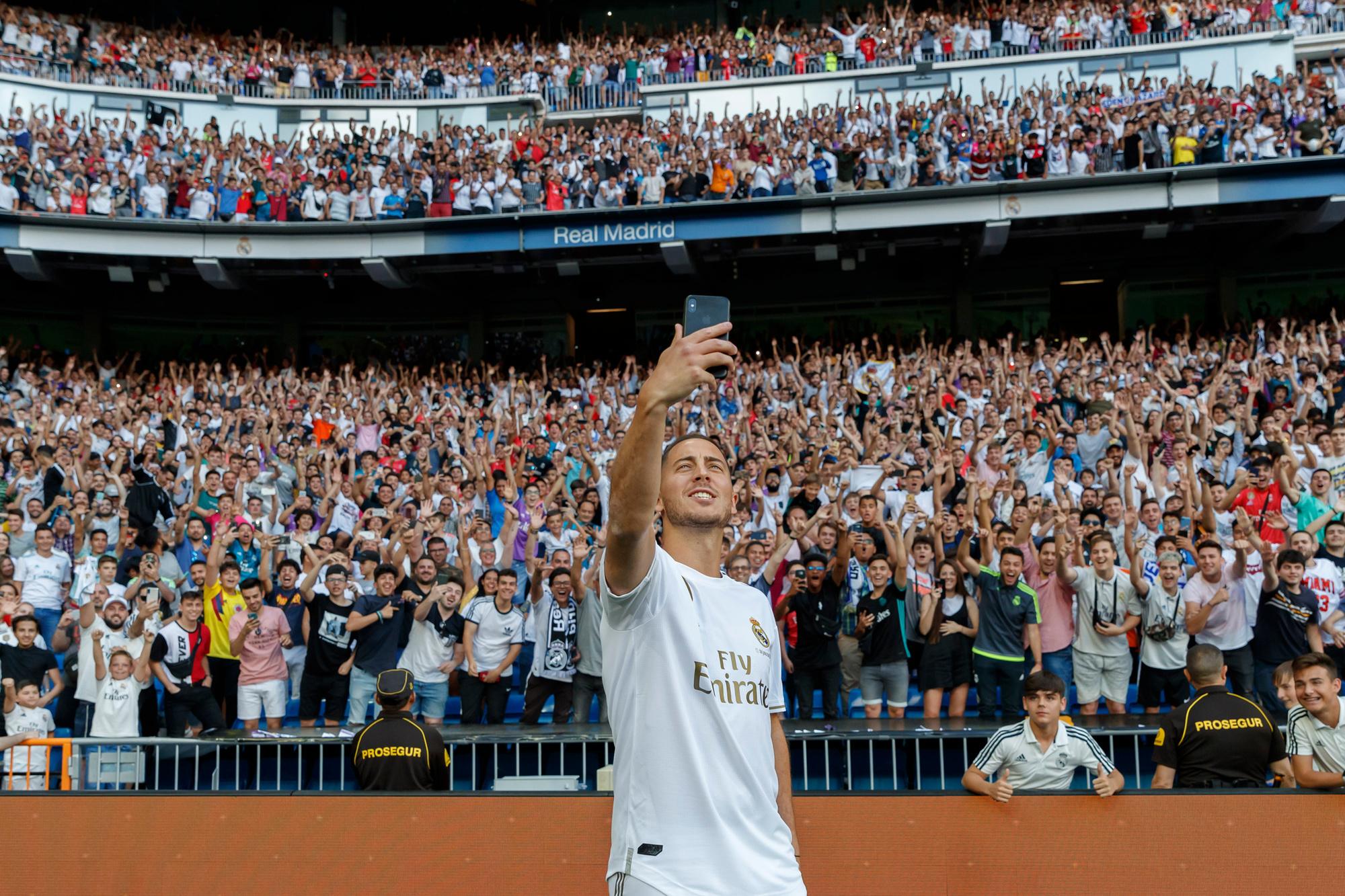 Eden Hazard bij zijn voorstelling bij Real Madrid, een jaar geleden.